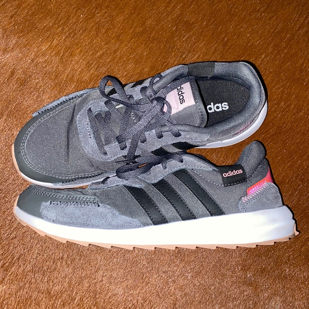 Adidas womens 6 gray retrorun